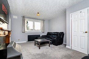 4 Bedroom House - Free Parking