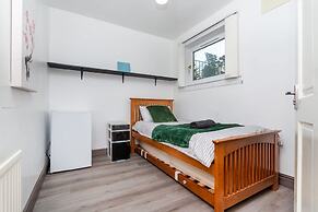 4 Bedroom House - Free Parking