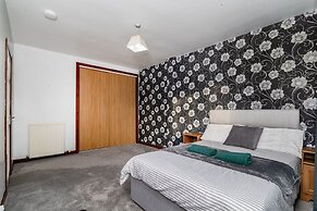 4 Bedroom House - Free Parking