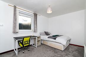 4 Bedroom House - Free Parking