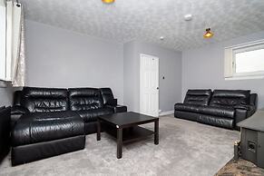 4 Bedroom House - Free Parking