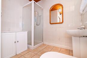 4 Bedroom House - Free Parking