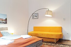 Spacious 2BR Apt Near Wiener Stadthalle