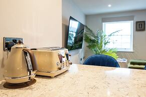 Stunning High Street Loft in Cheltenham