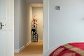 Stunning High Street Loft in Cheltenham