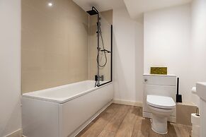Stunning High Street Loft in Cheltenham