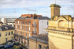 Stunning High Street Loft in Cheltenham