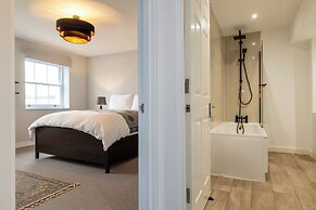 Stunning High Street Loft in Cheltenham