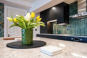 Stunning High Street Loft in Cheltenham