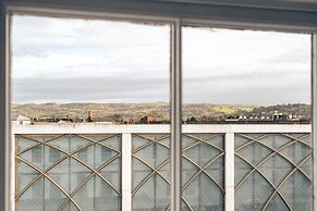 Stunning High Street Loft in Cheltenham