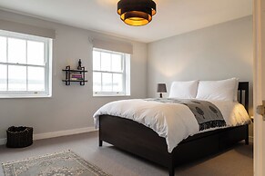 Stunning High Street Loft in Cheltenham