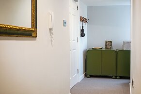 Stunning High Street Loft in Cheltenham