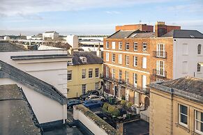 Stunning High Street Loft in Cheltenham