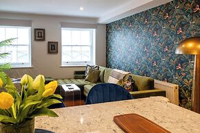Stunning High Street Loft in Cheltenham