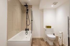 Stunning High Street Loft in Cheltenham