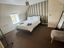 2 Borrodale - Sleeps 4 & Beautiful Mountain View