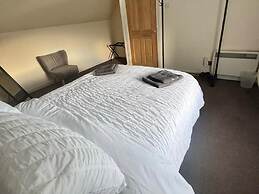 2 Borrodale - Sleeps 4 & Beautiful Mountain View