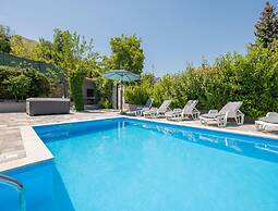 Paradise Villa in the Countryside