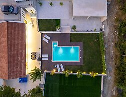 Villa Florinda With Pool Near Split