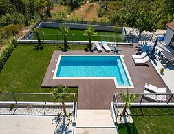 Villa Florinda With Pool Near Split