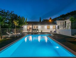 Villa Florinda With Pool Near Split