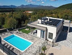 Lovrec Hillside Villa With Pool