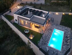 Lovrec Hillside Villa With Pool