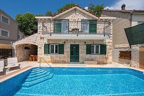 Cozy Villa for 8 With Pool and Jacuzzi