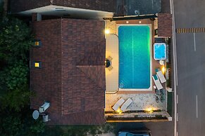 Cozy Villa for 8 With Pool and Jacuzzi