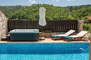 Cozy Villa for 8 With Pool and Jacuzzi