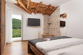 Cozy Villa for 8 With Pool and Jacuzzi
