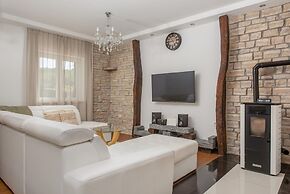 Cozy Villa for 8 With Pool and Jacuzzi