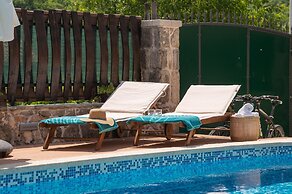 Cozy Villa for 8 With Pool and Jacuzzi