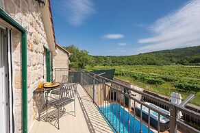 Cozy Villa for 8 With Pool and Jacuzzi