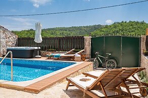 Cozy Villa for 8 With Pool and Jacuzzi