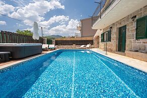 Cozy Villa for 8 With Pool and Jacuzzi