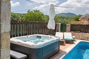 Cozy Villa for 8 With Pool and Jacuzzi