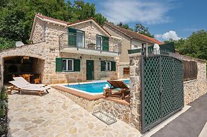 Cozy Villa for 8 With Pool and Jacuzzi