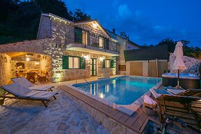 Cozy Villa for 8 With Pool and Jacuzzi