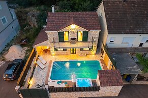 Cozy Villa for 8 With Pool and Jacuzzi