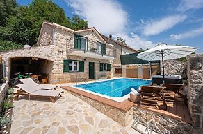 Cozy Villa for 8 With Pool and Jacuzzi