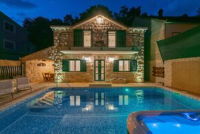 Cozy Villa for 8 With Pool and Jacuzzi
