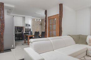 Cozy Villa for 8 With Pool and Jacuzzi