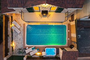 Cozy Villa for 8 With Pool and Jacuzzi