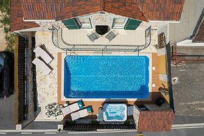 Cozy Villa for 8 With Pool and Jacuzzi