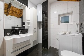 Cozy Villa for 8 With Pool and Jacuzzi