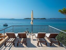 Beachvilla in Orebic With Jacuzzi