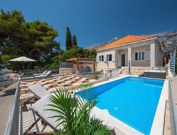 Beachvilla in Orebic With Jacuzzi