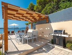 Beachvilla in Orebic With Jacuzzi