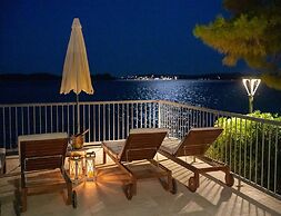 Beachvilla in Orebic With Jacuzzi